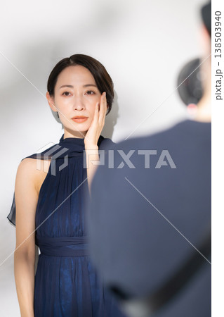 女性の撮影風景 138503940