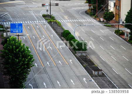 見下ろす交差点と道路標識 見下ろす交差点と道路標識 138503958