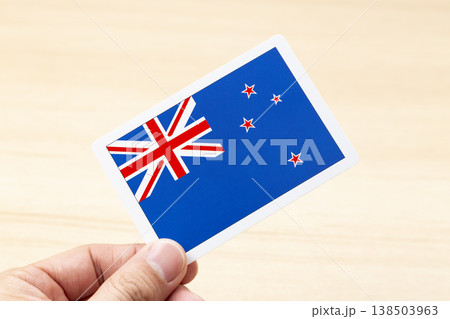 ニュージーランドの国旗カードを持つ手 ニュージーランドの国旗カードを持つ手 138503963