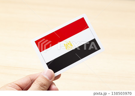 エジプトの国旗カードを持つ手 エジプトの国旗カードを持つ手 138503970