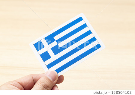 ギリシャの国旗カードを持つ手 ギリシャの国旗カードを持つ手 138504102