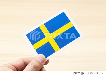 スウェーデンの国旗カードを持つ手 138504137