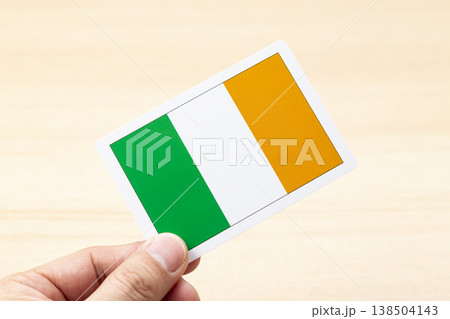 アイルランドの国旗カードを持つ手 138504143