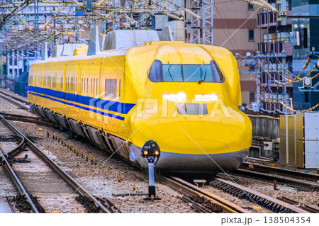日本の横浜都市景観珍風景…。新横浜駅に到着するドクターイエロー。直線ラインに入り美しフォルムが一望に 日本の横浜都市景観珍風景…。新横浜駅に到着するドクターイエロー。直線ラインに入り美しフォルムが一望に 138504354