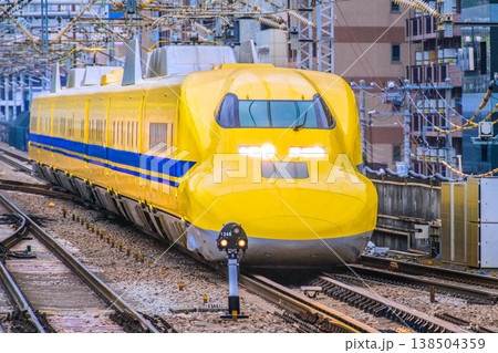 日本の横浜都市景観珍風景…。新横浜駅に到着するドクターイエロー。直線ラインに入り美しフォルムが一望に 138504359