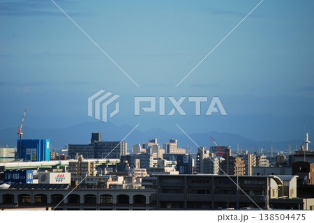 遠くの山嶺を望む都市の夕景 遠くの山嶺を望む都市の夕景 138504475
