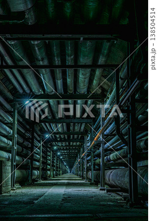 無数の配管と光が織りなす和歌山製油所の夜の景観 138504514