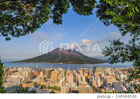 噴煙を上げる桜島と鹿児島市街のパノラマビュー 138504530