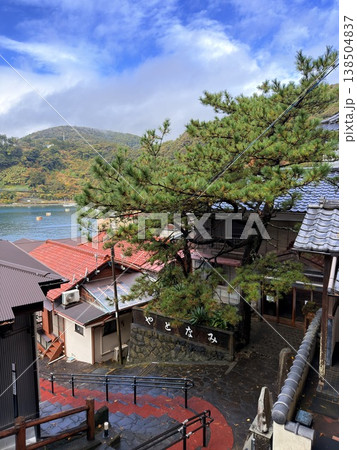 伊豆大島の波浮港に残るノスタルジックでレトロな港町の街並み 伊豆大島の波浮港に残るノスタルジックでレトロな港町の街並み 138504837
