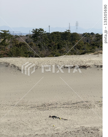 静岡県浜松市にある中田島砂丘。日本三大砂丘の一つで、太平洋へ続く砂の道と美しい風紋。 静岡県浜松市にある中田島砂丘。日本三大砂丘の一つで、太平洋へ続く砂の道と美しい風紋。 138505690