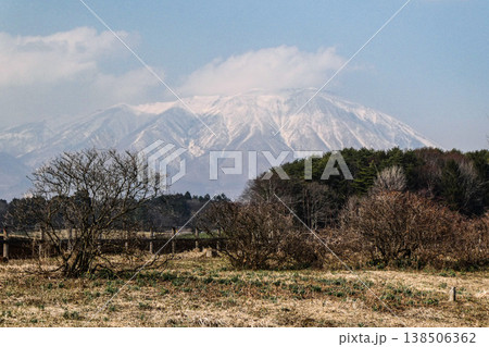 雪が溶けて遅い北国の春がやってきた小岩井農業の牧草地と神々しい岩手山 雪が溶けて遅い北国の春がやってきた小岩井農業の牧草地と神々しい岩手山 138506362