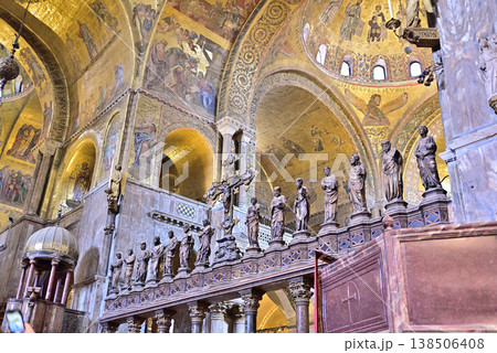 サンマルコ大聖堂の内部 138506408