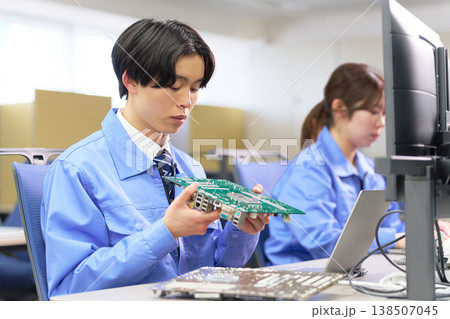 設計レビューで試作基板を確認する技術者 設計レビューで試作基板を確認する技術者 138507045