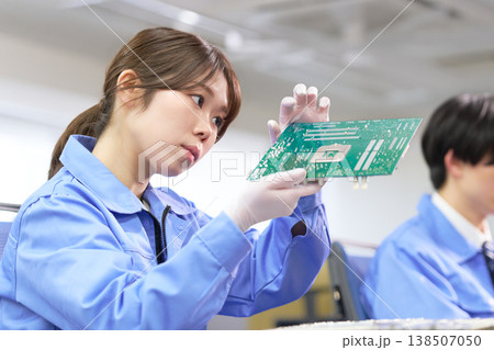 プリント基板の品質確認を行う技術者の女性 138507050