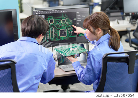 回路設計ソフトを使い基板開発を行う男女エンジニア 回路設計ソフトを使い基板開発を行う男女エンジニア 138507054