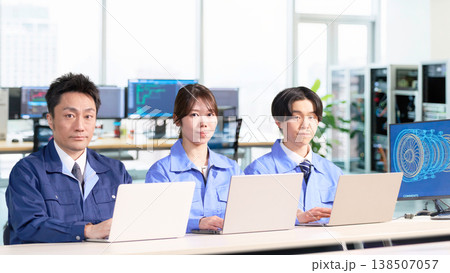 パソコンで設計やシステム管理を行う製造業のエンジニアの男女 パソコンで設計やシステム管理を行う製造業のエンジニアの男女 138507057
