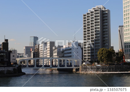 永代橋(東京都中央区・江東区)から見た隅田川と豊海橋 永代橋(東京都中央区・江東区)から見た隅田川と豊海橋 138507075