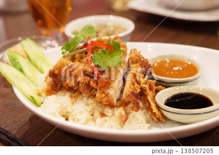 タイ料理「揚げカオマンガイ（カオマンガイトード）」 138507205