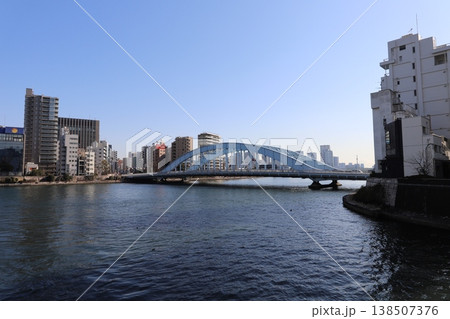 豊海橋（東京都中央区）から見た隅田川と永代橋 138507376