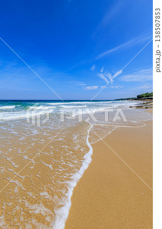 青空と波打ち際が美しい夏の海岸風景 138507853