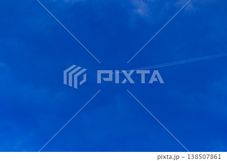 澄み渡る青空と飛行機雲が描く空の景色 澄み渡る青空と飛行機雲が描く空の景色 138507861