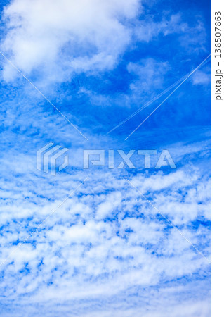 うろこ雲と飛行機雲が交差する爽やかな空 うろこ雲と飛行機雲が交差する爽やかな空 138507863