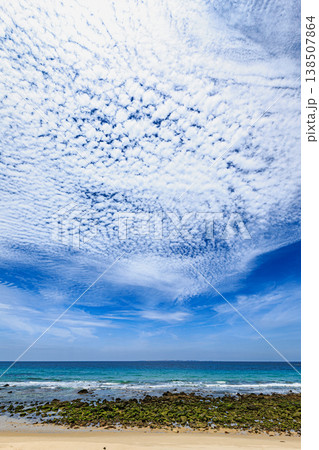うろこ雲と青い海が織りなす爽やかな海辺の景色 うろこ雲と青い海が織りなす爽やかな海辺の景色 138507864