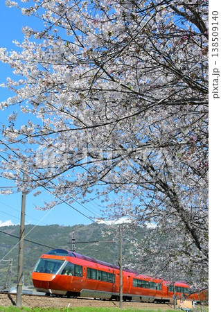 小田急70000形GSEと桜 138509140