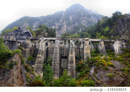 黒部渓谷に建設されたアーチ式ダム『黒部ダム』の築造に活躍した… 『ケーブルクレーン基礎跡』 138509835