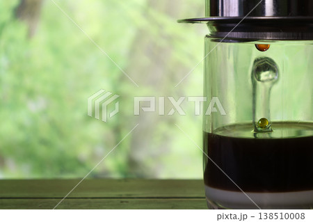 グリーン背景のガラスコップにいれたベトナムコーヒー グリーン背景のガラスコップにいれたベトナムコーヒー 138510008