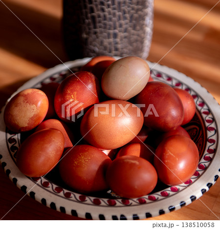 Close up of Easter eggs naturally dyed with onion skins on the plate 138510058