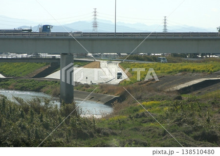 堤防舗装工事 小山川左岸(2022.4.1) 新明橋の東側 春を迎えた3月下旬に完成されたようです 138510480