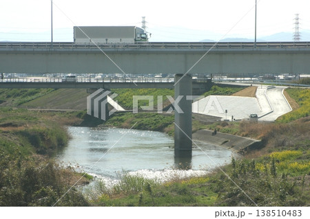 堤防舗装工事 小山川左岸(2022.4.1) 埼玉県深谷市 新明橋の東側 春の淡い日差しの河川敷 138510483
