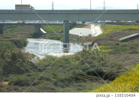 新明橋の東側 穏やかな淡い日差しの中でプレートが輝く(2022.4.1) 堤防舗装工事 小山川左岸 138510484