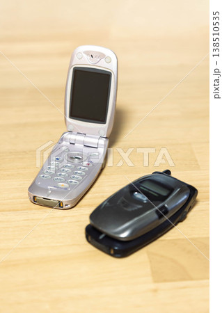 二つ折りの携帯電話 二つ折りの携帯電話 138510535