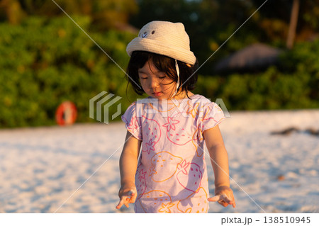 朝焼けのモルディブのホテルのビーチで遊ぶ日本人の幼児 138510945
