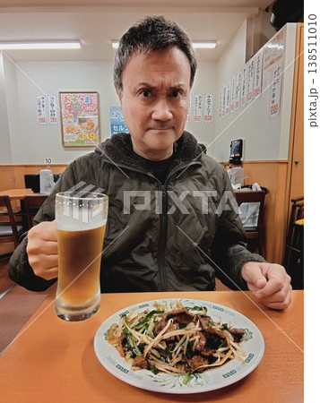 レバニラ炒めで晩酌する男性 138511010