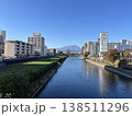 青空のもと市街地を流れる川と霊峰（盛岡・岩手山） 138511296