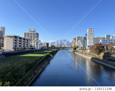 青空のもと市街地を流れる川と霊峰(盛岡・岩手山) 青空のもと市街地を流れる川と霊峰(盛岡・岩手山) 138511296