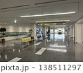 伊丹空港（大阪国際空港）の広い出発ターミナル通路 138511297