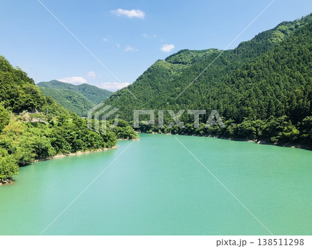 和歌山・有田川の蔵王橋から望むエメラルドグリーンの清流 和歌山・有田川の蔵王橋から望むエメラルドグリーンの清流 138511298