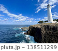 日本海の断崖に立つ白い灯台と青い空 138511299