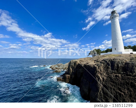 日本海の断崖に立つ白い灯台と青い空 日本海の断崖に立つ白い灯台と青い空 138511299