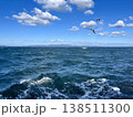 フェリーから望む荒波とカモメが舞う青い海 138511300
