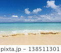 透き通るコバルトブルーの海と白い波打ち際の砂浜 138511301