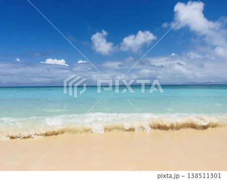 透き通るコバルトブルーの海と白い波打ち際の砂浜 透き通るコバルトブルーの海と白い波打ち際の砂浜 138511301