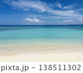 珊瑚礁に広がる透明な浅瀬と遠くに見える島 138511302