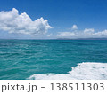スピードボートが生み出す白波とエメラルドグリーンの海 138511303