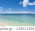 澄んだコバルトブルーの南の海と島のシルエット 138511304
