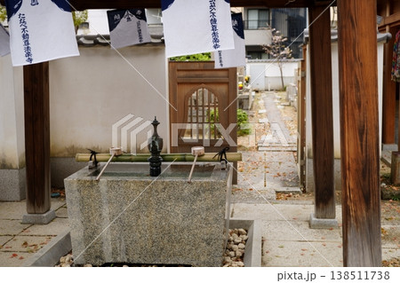 お寺の境内にある手水舎 お寺の境内にある手水舎 138511738